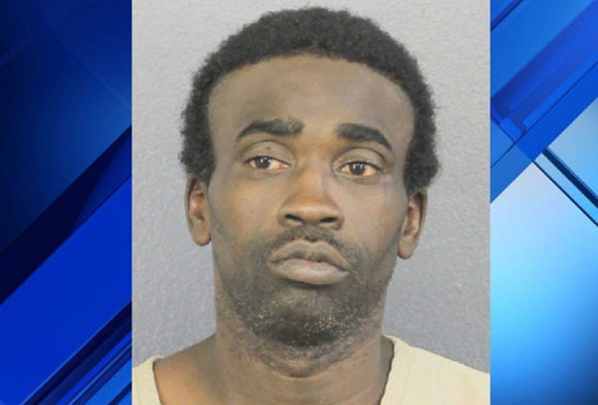  Anthony McDougle, de 40 años, apuntó con un arma a la víctima y se llevó $ 80 en efectivo y su teléfono celular.