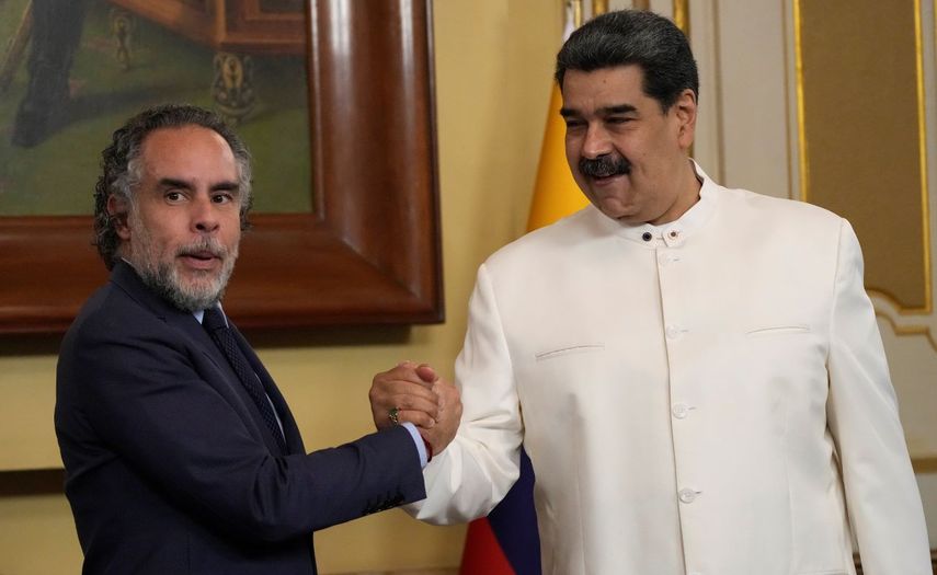 El dictador de Venezuela, Nicolás Maduro, se reúne con el nuevo embajador de Colombia, Armando Benedetti, en el Palacio de Miraflores en Caracas, Venezuela, el lunes 29 de agosto de 2022