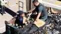 Una imagen publicada por la Guardia Civil española el 22 de febrero de 2021 muestra a un miembro de la Guardia Civil española descubriendo a un migrante escondido en un contenedor lleno de vidrios rotos para reciclar en el puerto del enclave español de Melilla en la costa norte de Marruecos, en febrero 19 de febrero de 2021. Una imagen publicada por la Guardia Civil española el 22 de febrero de 2021 muestra a un miembro de la Guardia Civil española descubriendo a un migrante escondido en un contenedor lleno de vidrios rotos para reciclar en el puerto del enclave español de Melilla en la costa norte de Marruecos, en febrero 19 de febrero de 2021.