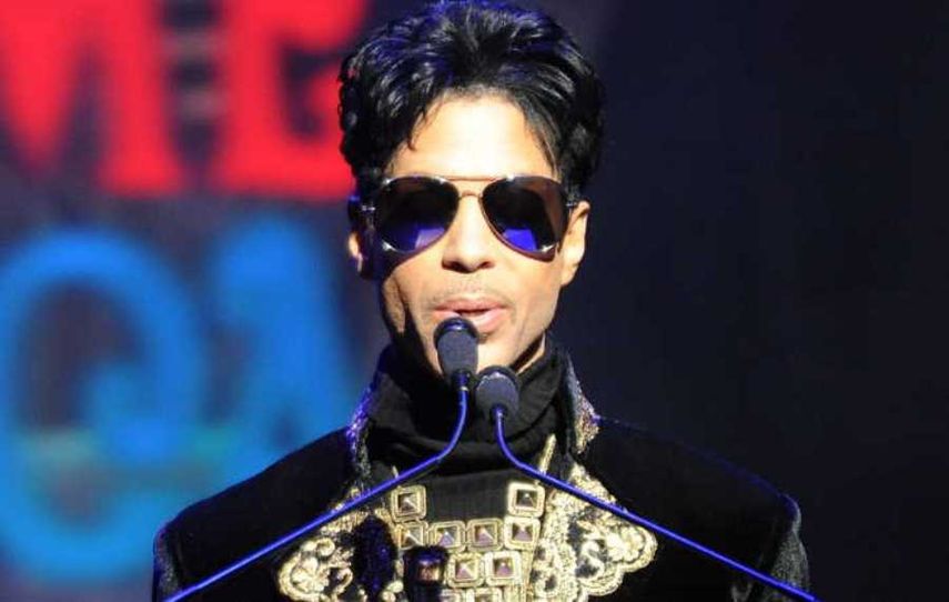 En estas páginas, el propio artista narra su infancia. La segunda parte cuenta sus primeros años como músico a través de escritos y fotos del propio Prince.