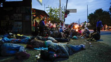 Migrantes hondure&ntilde;os descansan en Puerto Barrios, Guatemala, el viernes 2 de octubre de 2020