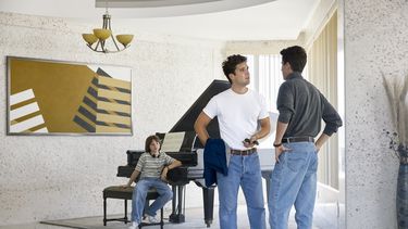 Diego Boneta y Juanpa Zurita en una escena de la segunda temporada de Luis Miguel, La serie.