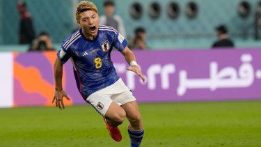 Ritsu Doan, de Japón, celebra tras anotar el primer gol de su equipo durante el partido del Grupo E del Mundial ante España, en el estadio Jalifa Internacional, en Doha, Catar, el 1 de diciembre de 2022.