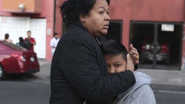 Habitantes de la capital mexicana se ponen a resguardo este sábado 23 de septiembre de 2017, durante un nuevo sismo de magnitud 6,4 que sacudió el centro y sur del país, desatando las alarmas.