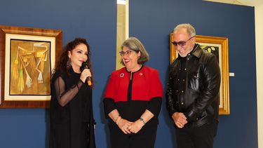 Gloria Estefan se dirige a los presentes, acompañada de la alcaldesa del Condado Miami-Dade, Daniella Levine Cavañ y su esposo Emilio Estefan.&nbsp;