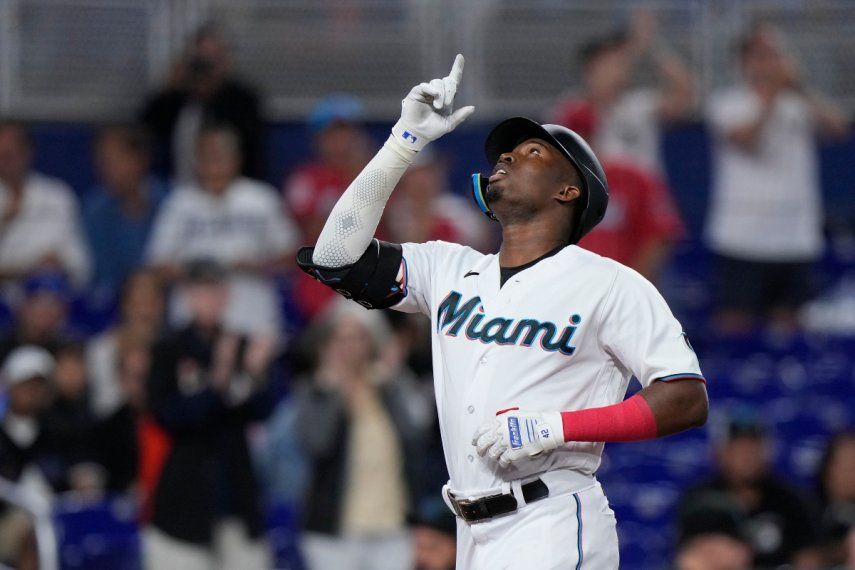 El dominicano de los Marlins de Miami, Jesús Sánchez, celebra luego de conectar un cuadrangular ante los Reales de Kansas City, el 6 de junio de 2023.