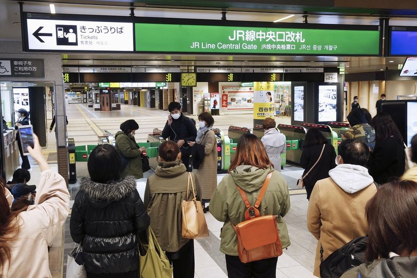 Pasajeros se congregan a la entrada de una estación luego de la suspensión sel servicio de trenes rápidos por un sismo que sacudió el nordeste de Japón el sábado, 20 de marzo del 2021.&nbsp;