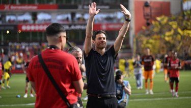 El entrenador español saliente del Bayer Leverkusen, Xabi Alonso, agradece a los aficionados después del partido de fútbol de la primera división alemana, la Bundesliga, entre el Bayer 04 Leverkusen y el Borussia Dortmund en Leverkusen, Alemania occidental, el 11 de mayo de 2025. 