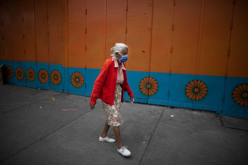 Una mujer mayor, con mascarilla para protegerse del coronavirus, camina por una calle en Caracas, Venezuela, el 17 de julio de 2020, durante la pandemia del coronavirus.&nbsp;