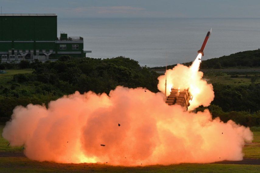 Un misil tierra-aire MIM-104 Patriot fabricado en Estados Unidos es lanzado durante un ejercicio de fuego.