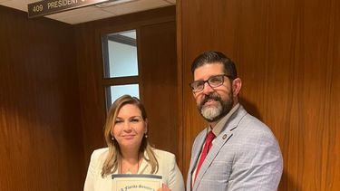 En el marco de la celebración del mes de la mujer, Angela Calderón, editora fundadora de la Revista Imagen Miami, y de la Fundación Mujer Imagen, recibió una proclama como mérito a su trabajo profesional, y en reconocimiento a su labor altruista a favor de las mujeres emprendedoras a través de su Fundación Mujer Imagen. El reconocimiento fue entregado en el Capitolio del Estado de la Florida, de manos del senador estatal Manny Díaz.