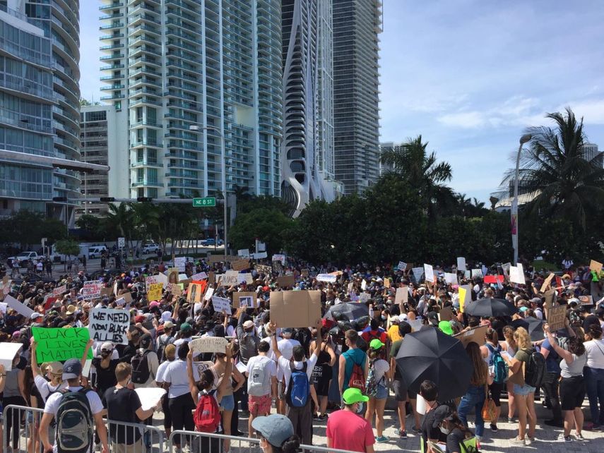Manifestantes convocados por asociaciones comunitarias, acudieron a las inmediaciones del American Airlines Arena, en el centro de&nbsp;Miami.