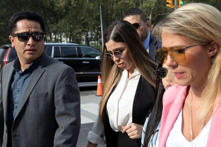 Emma Coronel Aispuro, centro, esposa del narcotraficante mexicano Joaquín El Chapo Guzmán, llega para su sentencia en la corte federal de Brooklyn, en Nueva York, en julio de 2019. Según el Departamento de Justicia de Estados Unidos, Coronel fue arrestada el lunes 22 de febrero de 2021 bajo cargos de tráfico de drogas.