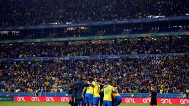 Jugadores de Brasil celebran al final del partido ante Paraguay de cuartos de final de la Copa América de Fútbol 2019, en el Estadio Arena do Grêmio de Porto Alegre, Brasil, hoy 27 de junio de 2019.&nbsp;