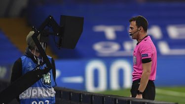 Un árbitro observa un incidente en el VAR previo a señalar un penal en el partido de la Liga de Campeones entre Chelsea y Rennes, el miércoles 4 de noviembre de 2020.&nbsp;