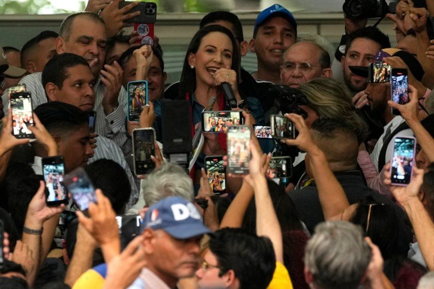La líder opositora María Corina Machado habla con sus simpatizantes después de inscribirse para participar en las elecciones primarias de la oposición.