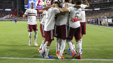 Luego de un ligero contacto dentro del área, el árbitro qatarí Abdulrahman Al Jassim decretó un penal que Jiménez transformó en gol a los 93 minutos para darles la victoria a los mexicanos.