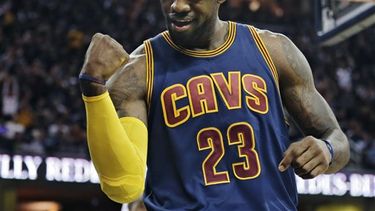 El quinteto de Nueva York derrotó 95-90 a los Cavaliers, en el primer partido de la estrella del baloncesto en su regreso a Cleveland