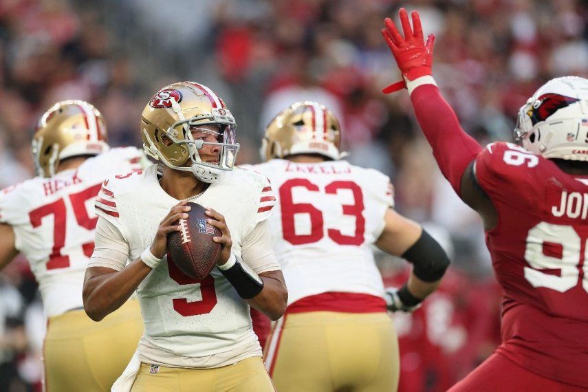 Joshua Dobbs #5 de los San Francisco 49ers retrocede para lanzar durante la segunda mitad de un partido de la NFL en el State Farm Stadium el 5 de enero de 2025 en Glendale, Arizona. Los Cardinals derrotaron a los 49ers 47-24.&nbsp;