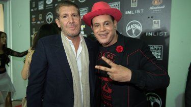 El exjugador de las Grandes Ligas, Sammy Sosa (derecha), y el empresario Michael Capponi durante una ceremonia en Miami, el 6 de diciembre de 2017.