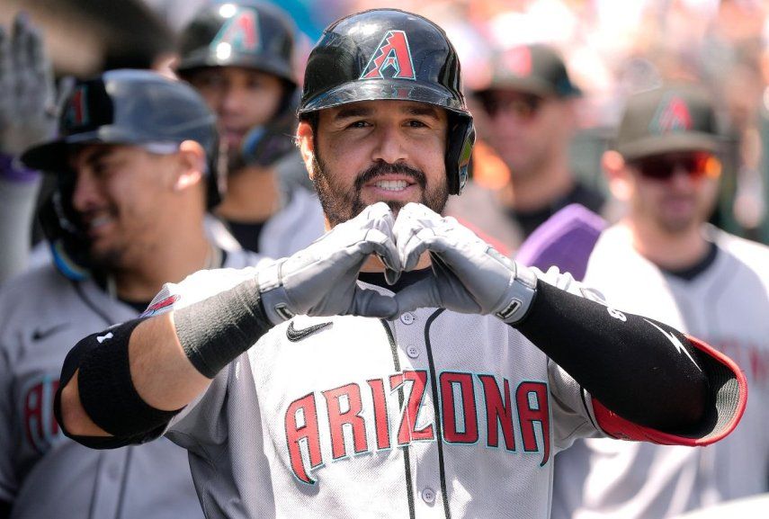 El venezolano Eugenio Suárez celebra en el dugout de los Diamondbacks de Arizona tras conectar un jonrón, el 14 de mayo de 2025.
