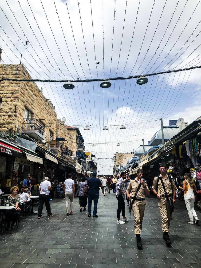 Dos soldados transitan por el Mercado de las Pulgas, en Jerusalén.&nbsp;