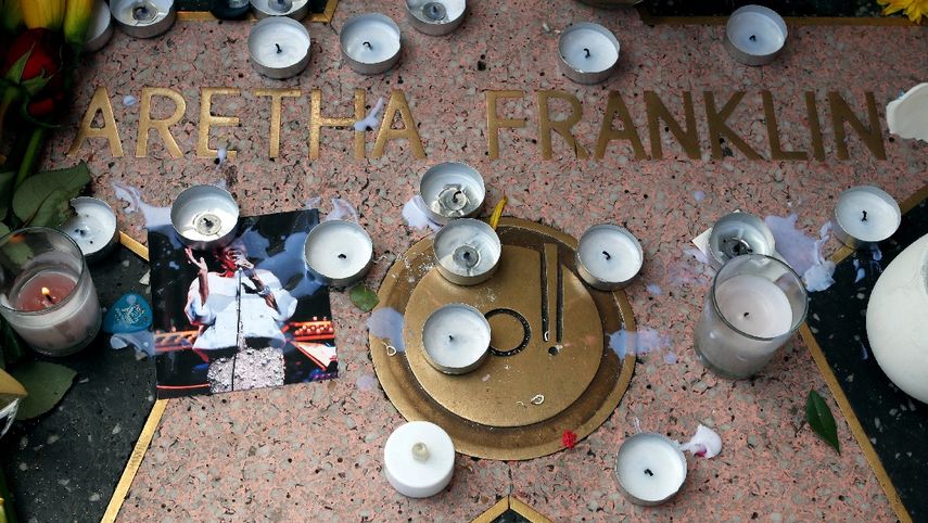 Velas, fotografías y flores que decoran la estrella que la cantante estadounidense&nbsp;Aretha&nbsp;Franklin&nbsp;tiene en el paseo de la Fama de Hollywood, California.