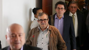 En esta foto de archivo del 23 de septiembre de 2019, el exlíder rebelde Rodrigo Londoño sale de la sala del tribunal, seguido por el excomandante de las FARC, Pastor Alape, luego de comparecer ante el tribunal especial de paz de Colombia para testificar en una investigación en curso sobre su papel en los secuestros de civiles, en Bogotá, Colombia. El tribunal ha acusado a ocho excomandantes de las antiguas FARC el jueves 28 de enero de 2021 por crímenes de guerra y de lesa humanidad. Londoño y Alape se encuentran entre los acusados.&nbsp;