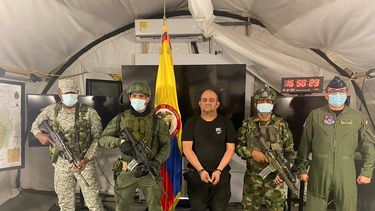 Uno de los narcotraficantes más buscados del país, Dairo Antonio Úsuga, alias Otoniel, líder del cartel del Clan del Golfo, es presentado tras su captura a los medios de comunicación en una base militar en Necoclí, Colombia, el sábado 23 de octubre de 2021.