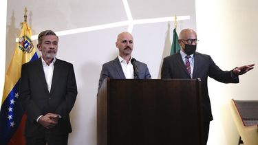 El diplomático noruego Dan Nylander, al centro, el delegado opositor venezolano Gerardo Blyde Pérez, izquierda, y el presidente de la Asamblea Nacional venezolana, Jorge Rodríguez, ofrecen una conferencia de prensa el lunes 27 de septiembre de 2021, en la Ciudad de México.&nbsp;