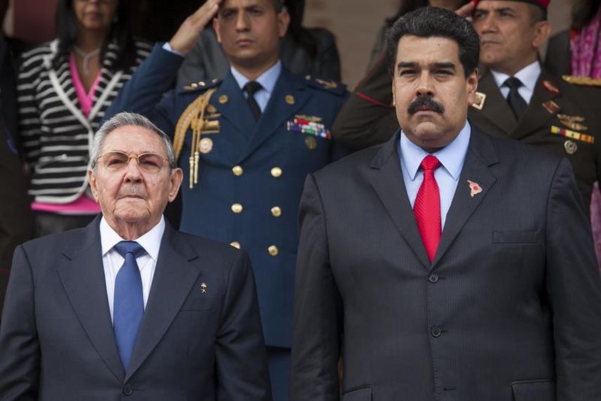 Nicolás Maduro y Raúl Castro, asisten el 17 de marzo de 2015 a la cumbre extraordinaria de la Alianza Bolivariana para los Pueblos de América (ALBA-TCP) en el Palacio de Miraflores en Caracas. (EFE).