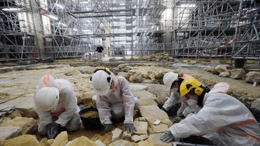 Los arqueólogos excavan el suelo de la catedral de Notre-Dame después del descubrimiento de un sarcófago de plomo del siglo XVI en París, el 15 de marzo de 2022.