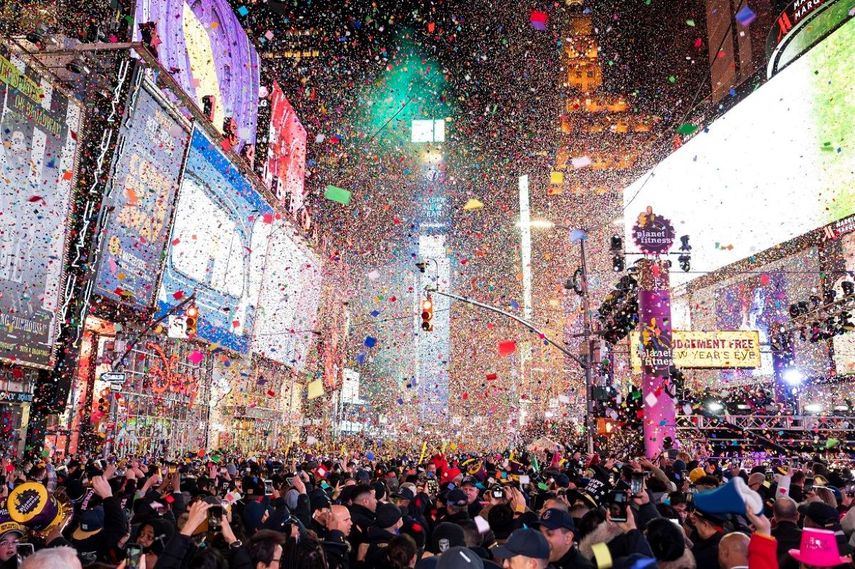 Cae confeti en Times Square en Nueva York durante las celebraciones de Año Nuevo.