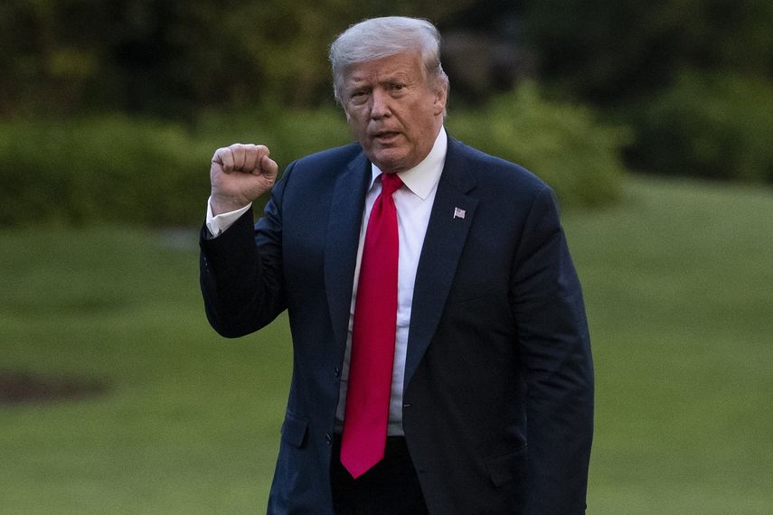 El presidente Donald Trump camina por los jardines de la Casa Blanca, en Washington, el 25 de junio del 2020.