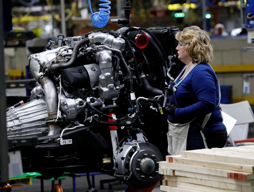 Una empleada en una planta de ensamblaje de General Motors en EEUU.