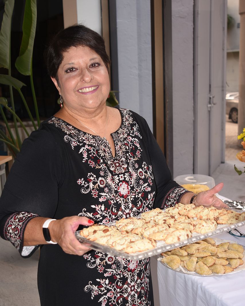 La autora sostiene una bandeja con algunas de las exquisiteces que preparaban sus abuelas.&nbsp;