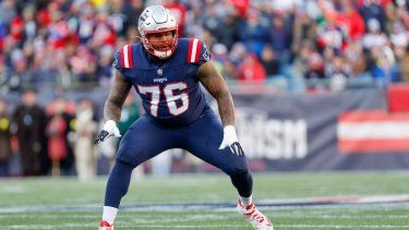 El tackle ofensivo de los Patriotas de Nueva Inglaterra, Isaiah Wynn, se prepara para bloquear en un juego contra los Jets de Nueva York, el 20 de noviembre de 2022.