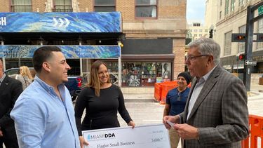 Manolo Reyes, comisionado del distrito 4 de la ciudad de Miami, entrega un cheque por valor de 5.000 dólares a pequeño comerciante.&nbsp;
