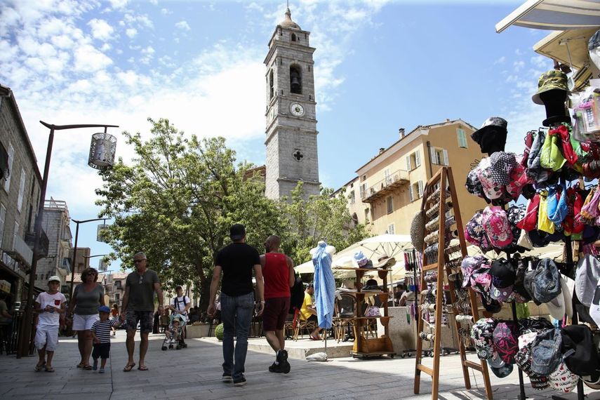 Los turistas caminan por la plaza principal del casco antiguo de Puerto-Vecchio, en la isla mediterr&aacute;nea francesa de Corcica el 23 de julio de 2020.&nbsp;