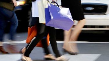 El aumento de la riqueza, la reducción de los precios de la gasolina y un mercado de trabajo flexible están impidiendo que la confianza caiga aún más. (AP)