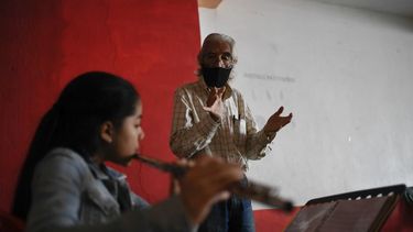Narciso Ernesto Pichardo, un profesor de m&uacute;sica de 75 a&ntilde;os, con una mascarilla protectora, da una clase en el Centro Cultural del barrio La Pastora en Caracas el mi&eacute;rcoles 19 de agosto del 2020, en medio de la pandemia del coronavirus.&nbsp;