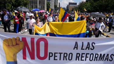 Manifestantes de oposición marchan contra las reformas impulsadas por el gobierno del presidente, Gustavo Petro, en Bogotá, Colombia, el miércoles 6 de marzo de 2024.