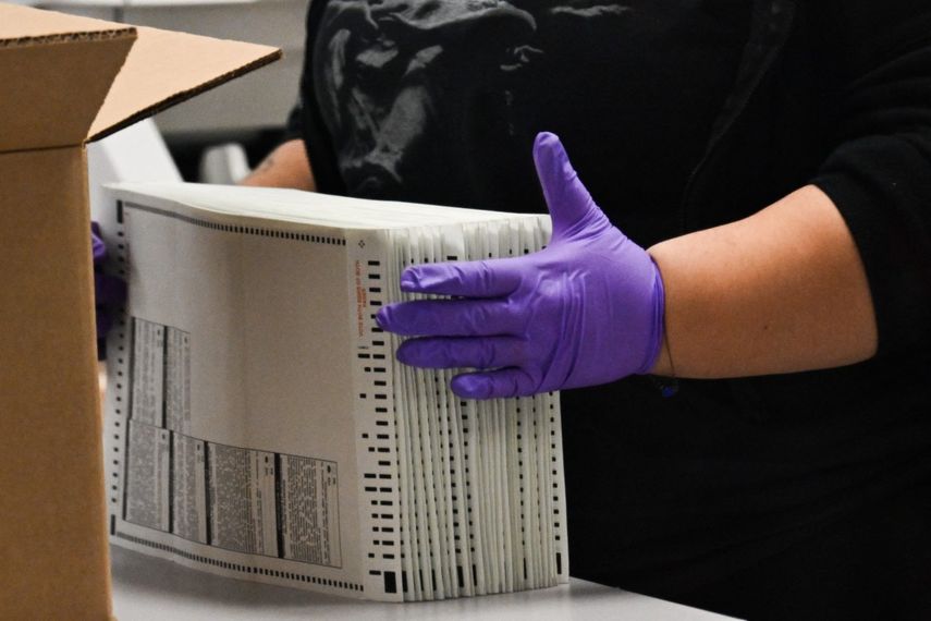 Una trabajadora organiza las boletas en Phoenix, Arizona.&nbsp;