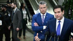 El secretario de Defensa, Pete Hegseth, y el secretario de Estado, Marco Rubio, hablan con los periodistas después de haber informado a los senadores sobre las recientes acciones militares de Estados Unidos en Venezuela, en el Capitolio en Washington, DC, el 7 de enero de 2026. El secretario de Defensa, Pete Hegseth, y el secretario de Estado, Marco Rubio, hablan con los periodistas después de haber informado a los senadores sobre las recientes acciones militares de Estados Unidos en Venezuela, en el Capitolio en Washington, DC, el 7 de enero de 2026.