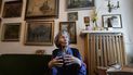 Zofia Posmysz, autora polaca católica de 96 años que sobrevivió a los campos de concentración de Auschwitz y Ravensbrueck, posa en su casa en Varsovia, Polonia el martes 14 de enero de 2020.