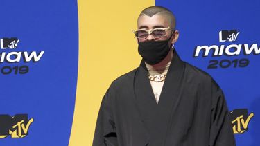 En esta fotografía del 21 de junio de 2019 el músico urbano puertorriqueño Bad Bunny posa en la alfombra rosa de los premios MTV MIAW en la Ciudad de México.  