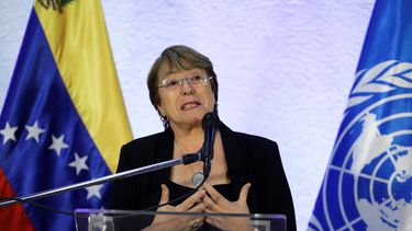 La alta comisionada de Naciones Unidas para los derechos humanos, Michelle Bachelet, habla durante una rueda de prensa este viernes en el aeropuerto internacional Aeropuerto Simón Bolívar de Maiquetia.