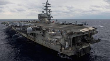 Vista del portaaviones estadounidense USS Ronald Reagan mientras participa en unas maniobras militares en el Mar deFilipinas, en una foto facilitada hoy, 22 de noviembre de 2017.&nbsp;