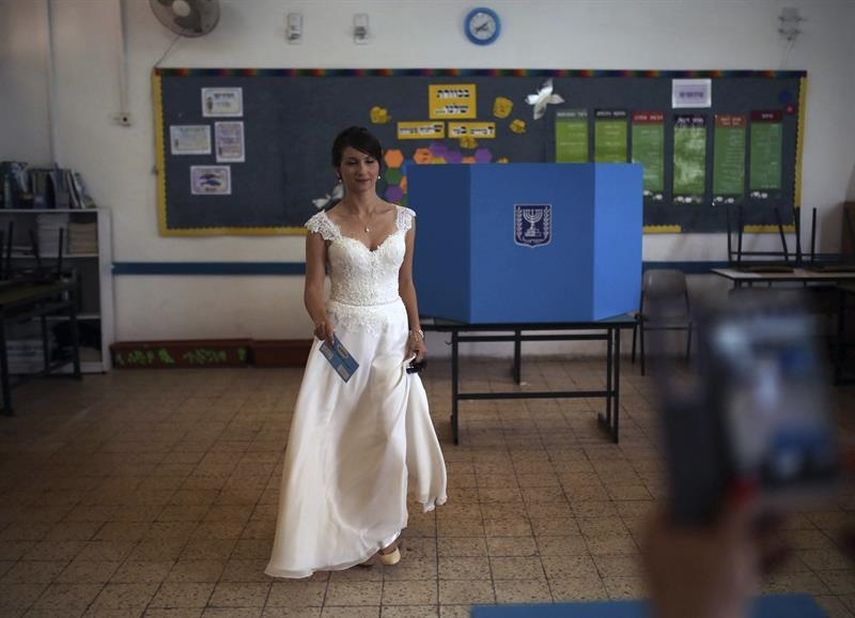 Una ciudadana ejerce su derecho al voto el día de su boda en Holon al sur de Tel Aviv (Israel) hoy, martes 17 de marzo de 2015. (Foto: EFE)