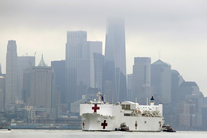 Fotografía de archivo del lunes 30 de marzo de 2020, del barco hospital USNS Comfort antes de atracar en la ciudad de Nueva York. 